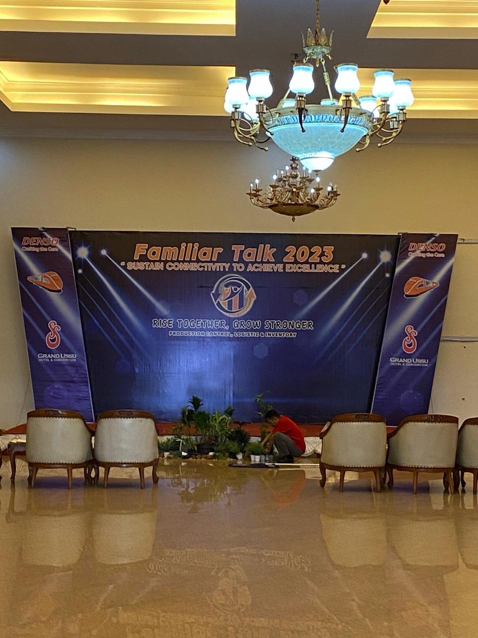 Galeri Wings Backdrop